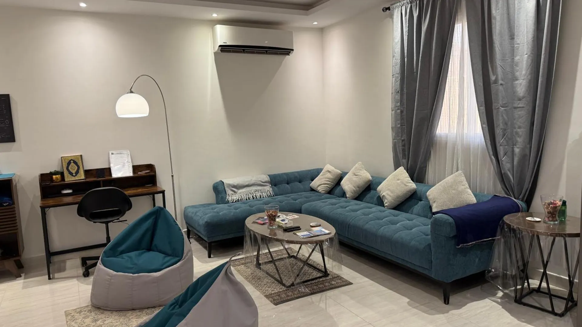 Urban Bunks Hostel - سرير في غرفة مشتركة contacts